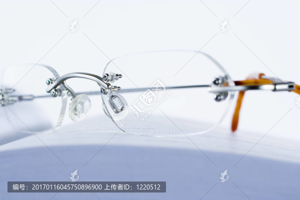 書上的眼鏡