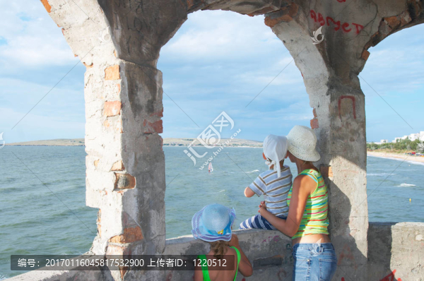 家庭看沖浪
