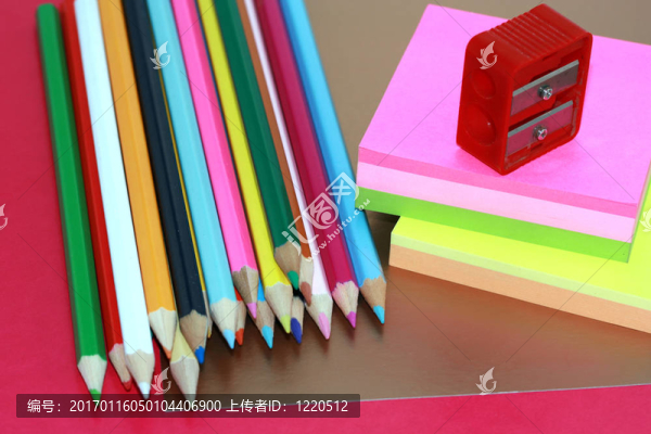 蠟筆；便簽和鋼