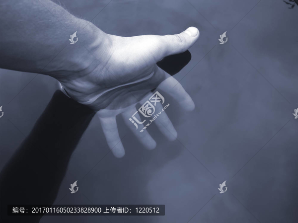 手掌在水中