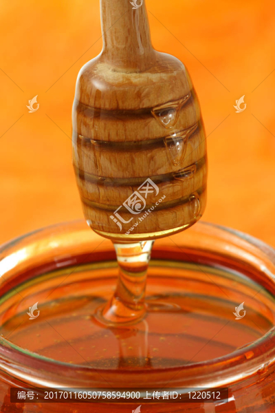 一罐蜂蜜用木棍