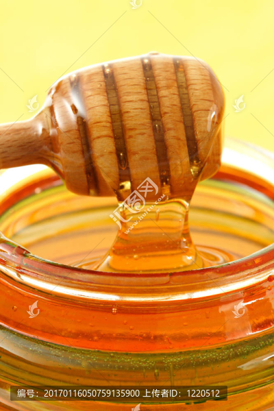 一罐蜂蜜用木棍