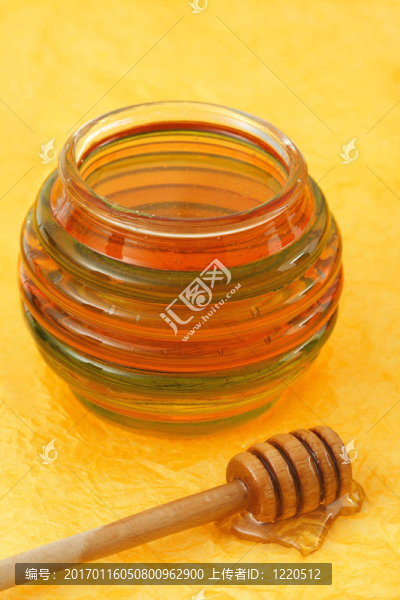 一罐蜂蜜用木棍