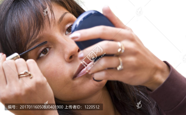 涂睫毛膏
