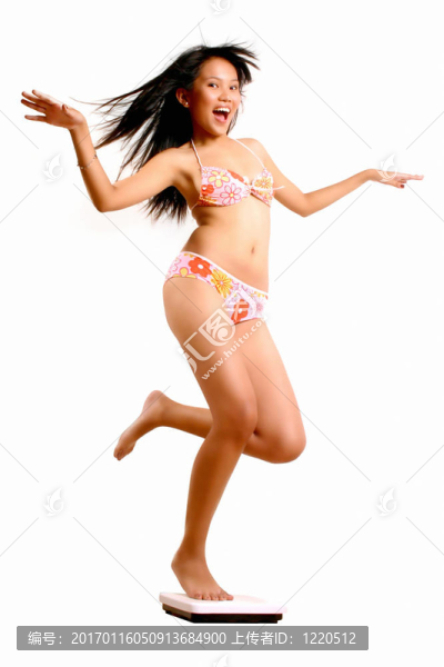 體重秤上的女人