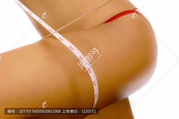 測(cè)量她的腿的女人