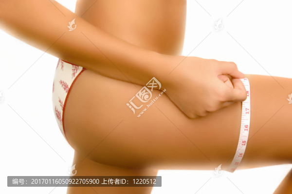 測量她的腿的女人