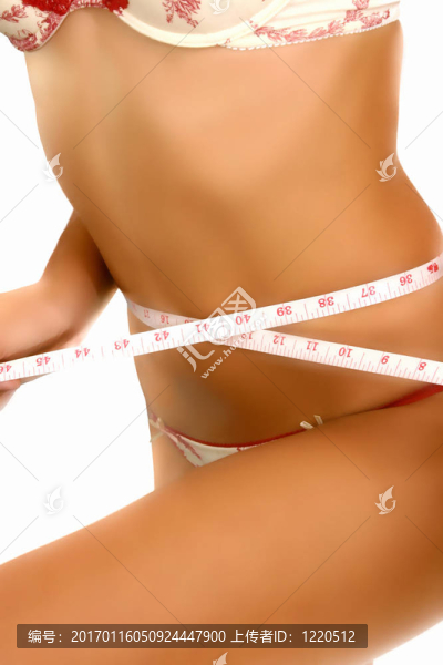女人測量她的腰