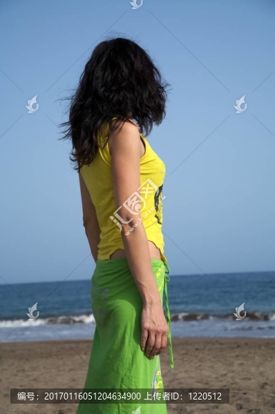 女人看海