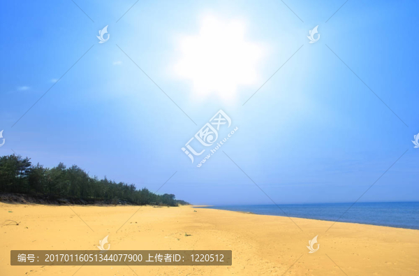 空的夏日海灘