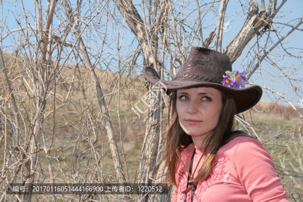 美麗的年輕女人與牛仔帽