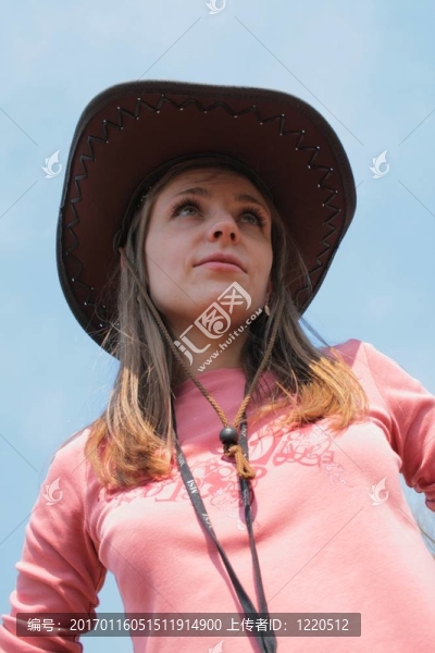 美麗的年輕女人與牛仔帽