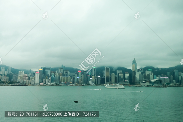 云霧下的維多利亞港