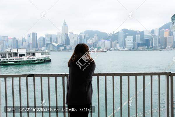 在海港城眺望維多利亞港的女孩