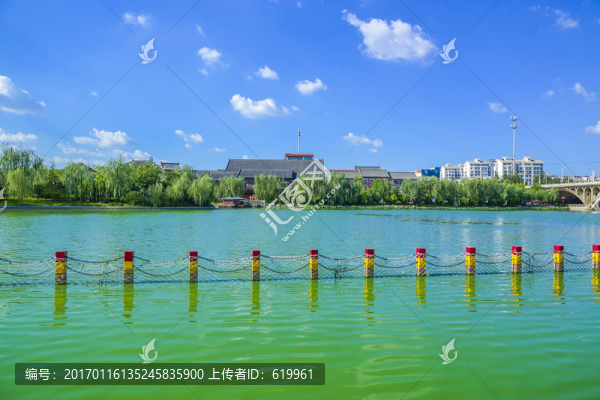 碧水藍天城市風光