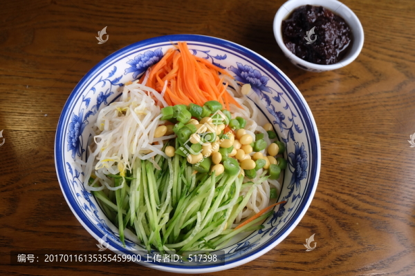 肉丁炸醬面