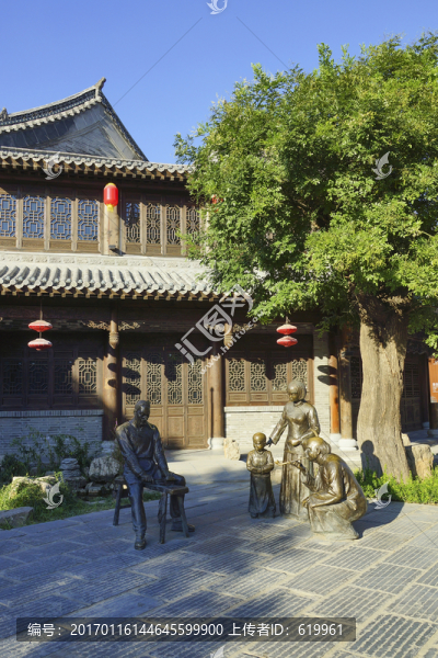 古街塑像