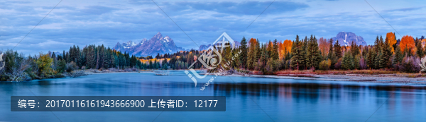 雪山下的湖水