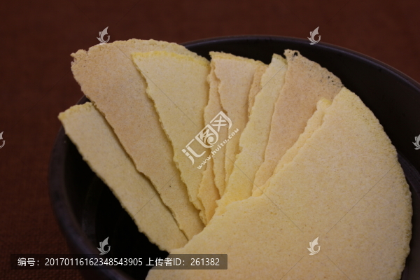 黑瓷碗碎玉米餅組照