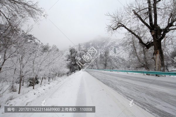 雪中公路