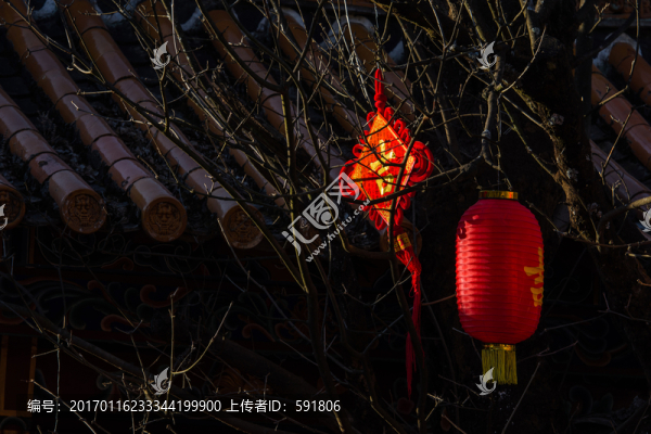 瓦頂屋檐老樹中國結(jié)