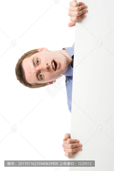 商人在藍(lán)色襯衫持有廣告牌