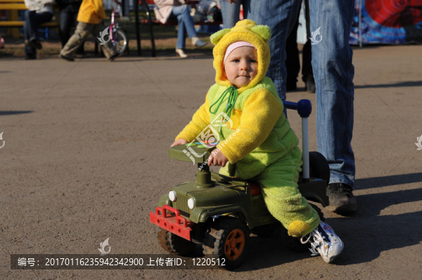 小寶寶在街上玩汽車