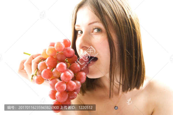 美麗的年輕女人，紅葡萄