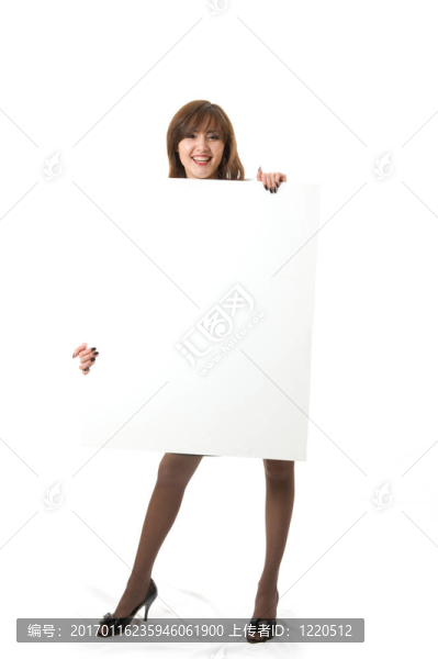 美麗的女人拿著一個(gè)廣告牌。