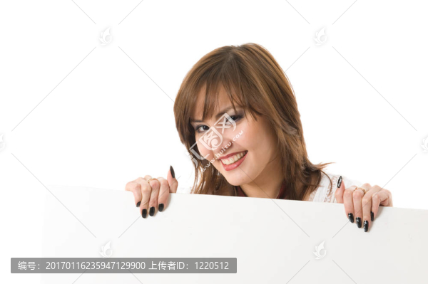 特寫。美麗的女人拿著一個廣告牌。
