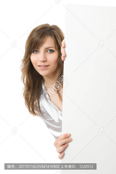 特寫。美麗的女人拿著一個(gè)廣告牌。