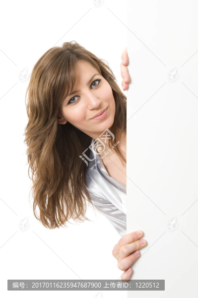 特寫。美麗的女人拿著一個(gè)廣告牌。