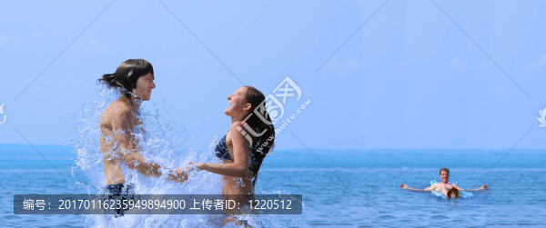 年輕的女孩和男孩冒險