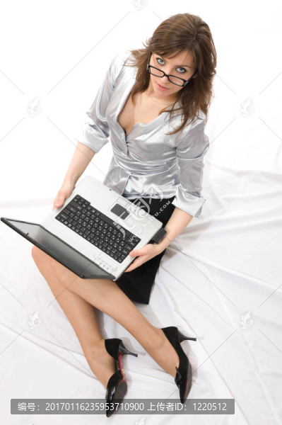 漂亮的女商人用筆記本電腦工作