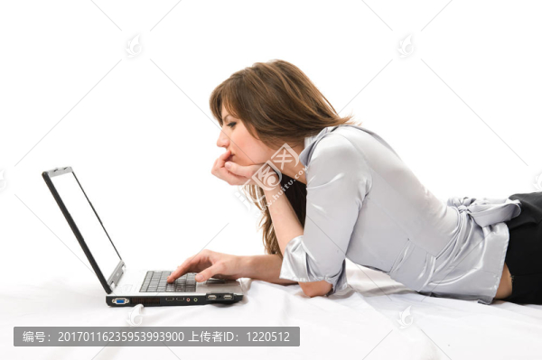 漂亮的女商人用筆記本電腦工作。