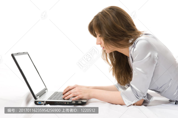 漂亮的女商人用筆記本電腦工作。
