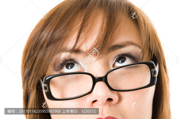 漂亮的女商人看著相機(jī)。