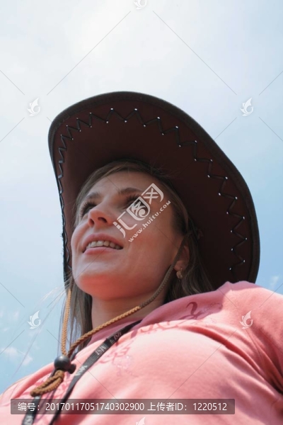 美麗的年輕女人與牛仔帽