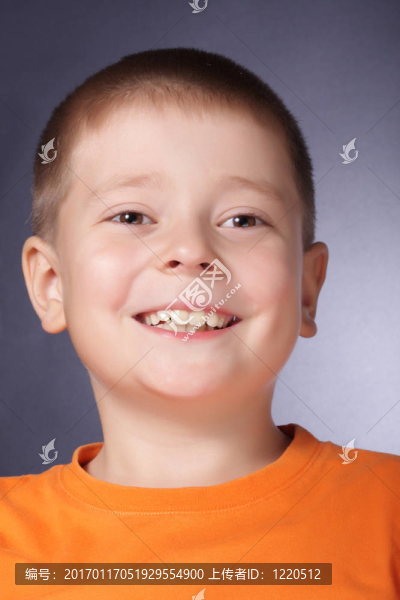 微笑的男孩