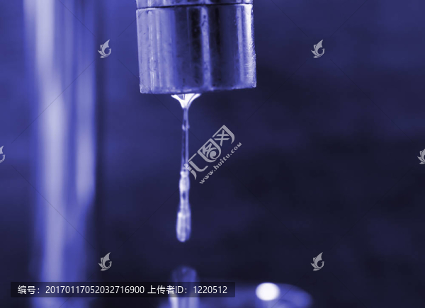 從水龍頭流出的水