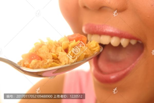 女人吃麥片