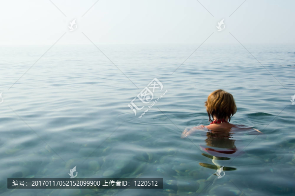 在黑海游泳