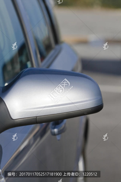 近距離的汽車后視鏡