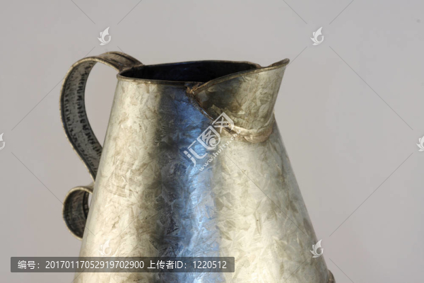 古色古香的錫壺