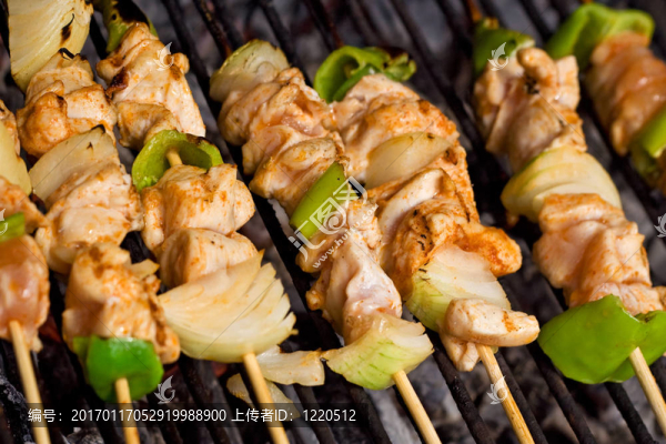 在燒烤肉類和蔬菜棒特寫(xiě)