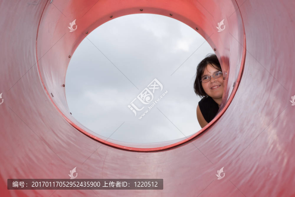 女孩偷看