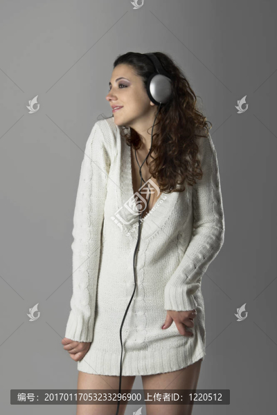 性感女人聽音樂