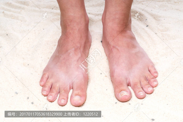 腳趾在沙灘上