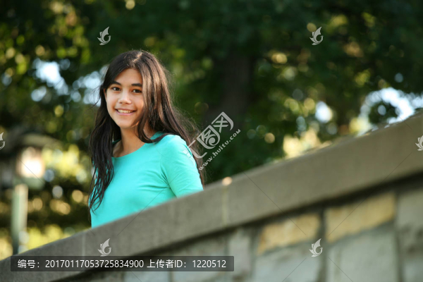 年輕的少女站在橋上