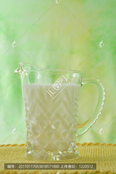 盛奶壺